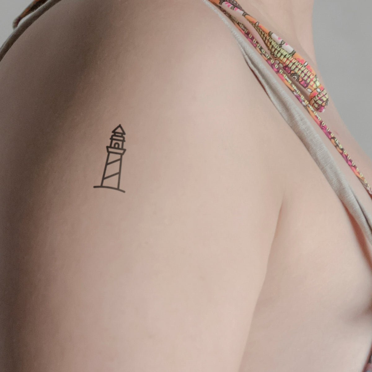 Leuchtturm Tattoo von minink, der Marke für temporäre Tattoos.