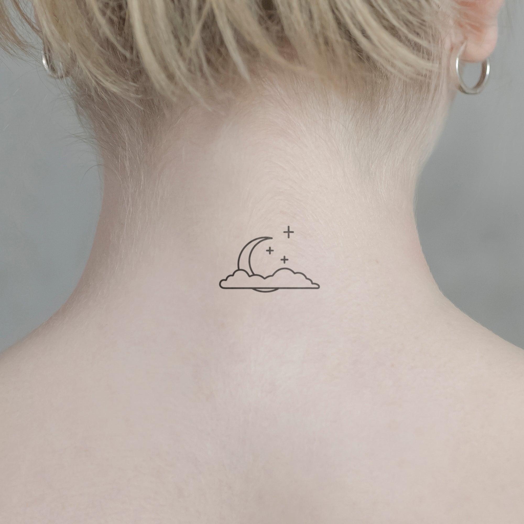 Mond mit Wolke Tattoo von minink, der Marke für temporäre Tattoos.