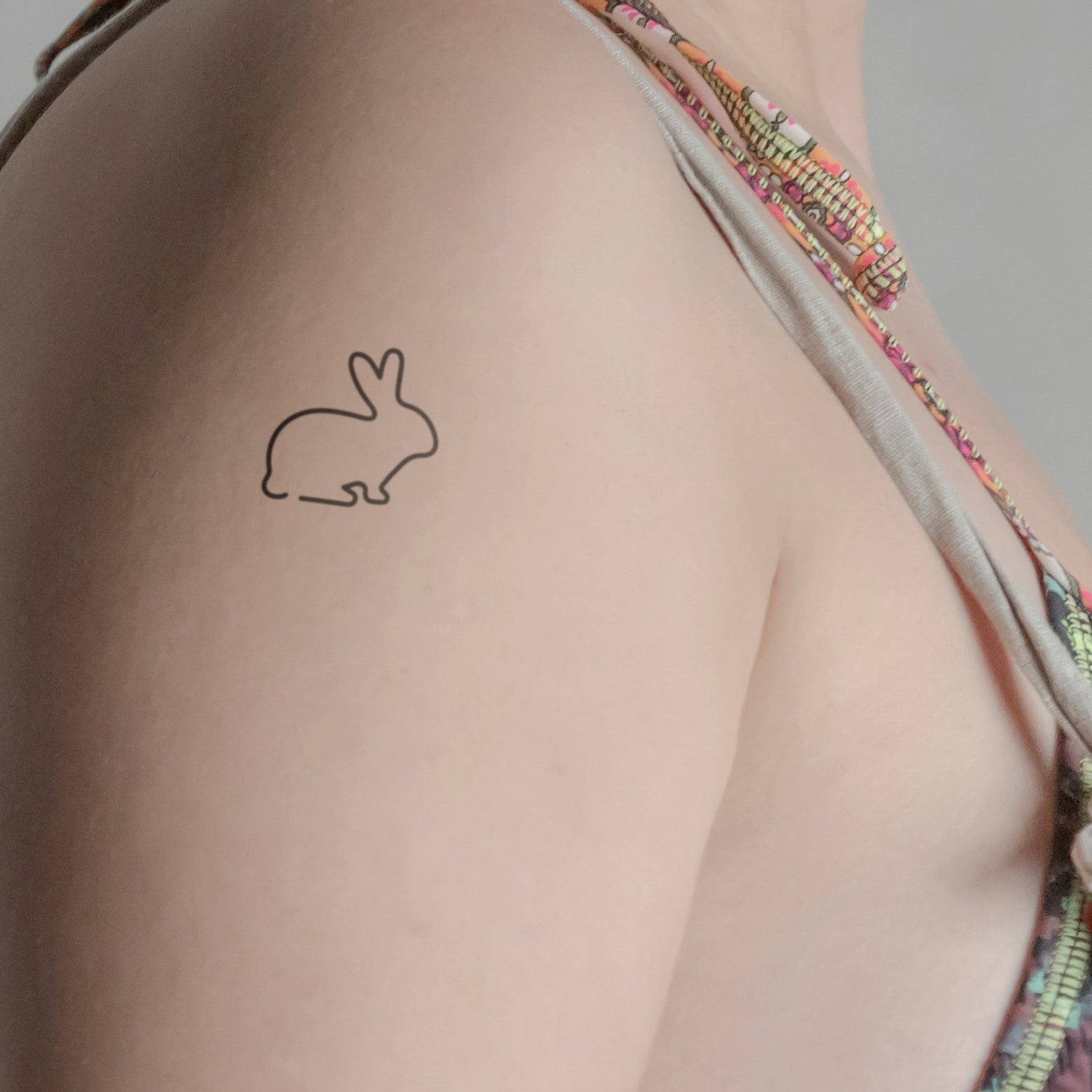 Einfacher Hase Tattoo von minink, der Marke für temporäre Tattoos.