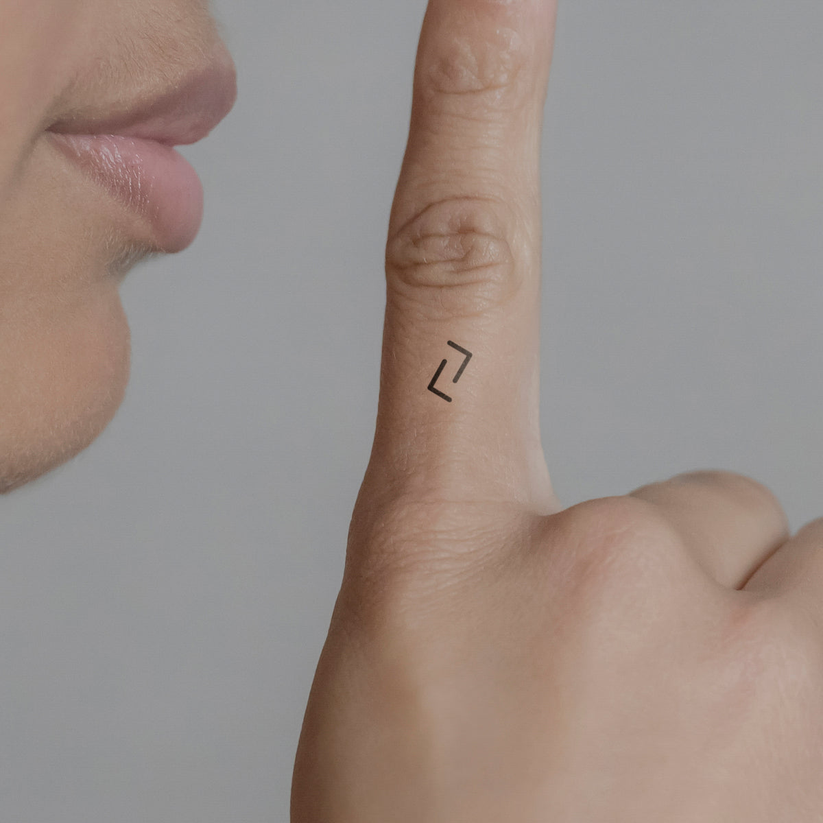 Runenzeichen Ernte Tattoo von minink, der Marke für temporäre Tattoos.