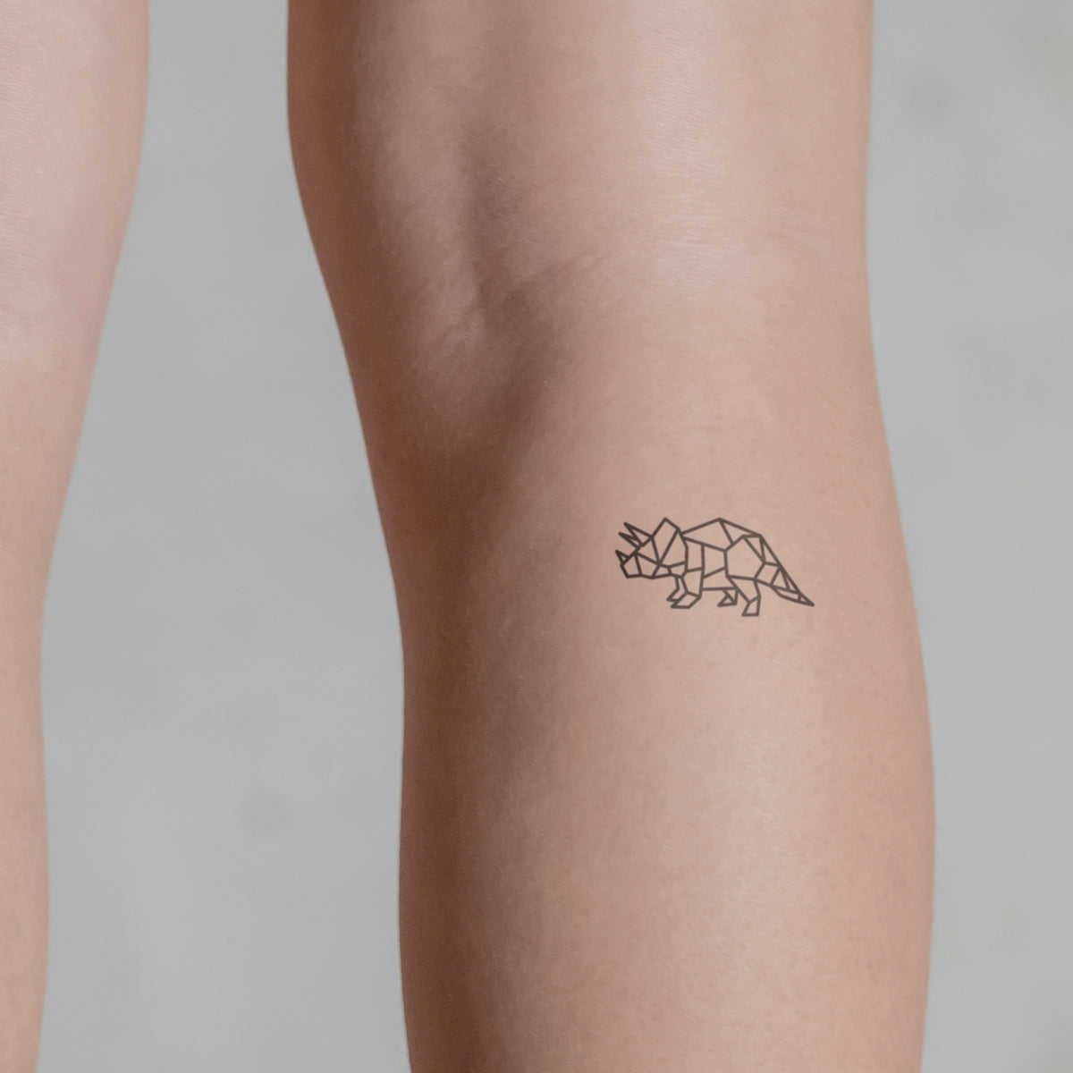 Geometrischer Triceratops Tattoo von minink, der Marke für temporäre Tattoos.
