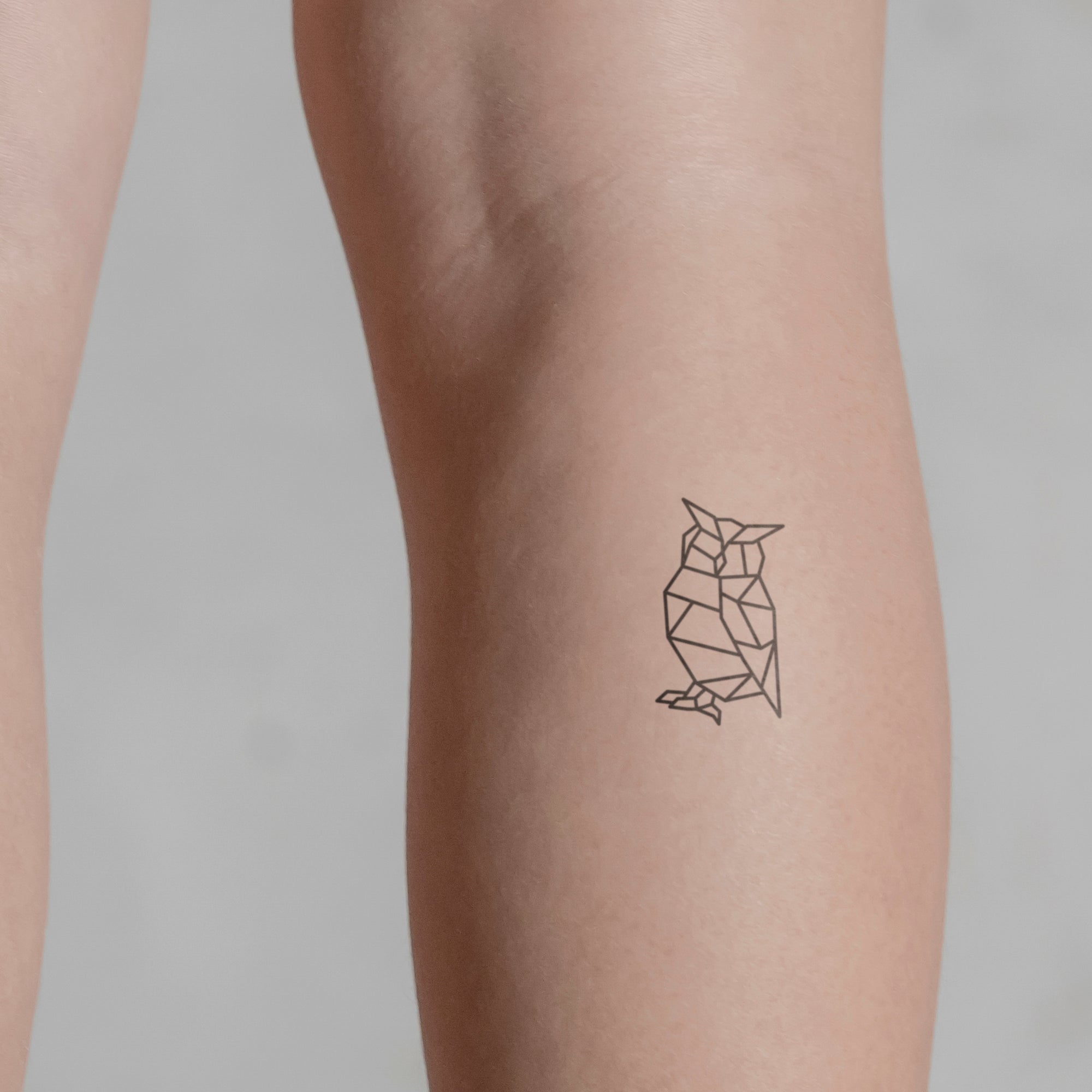 Geometrische Eule Tattoo von minink, der Marke für temporäre Tattoos.