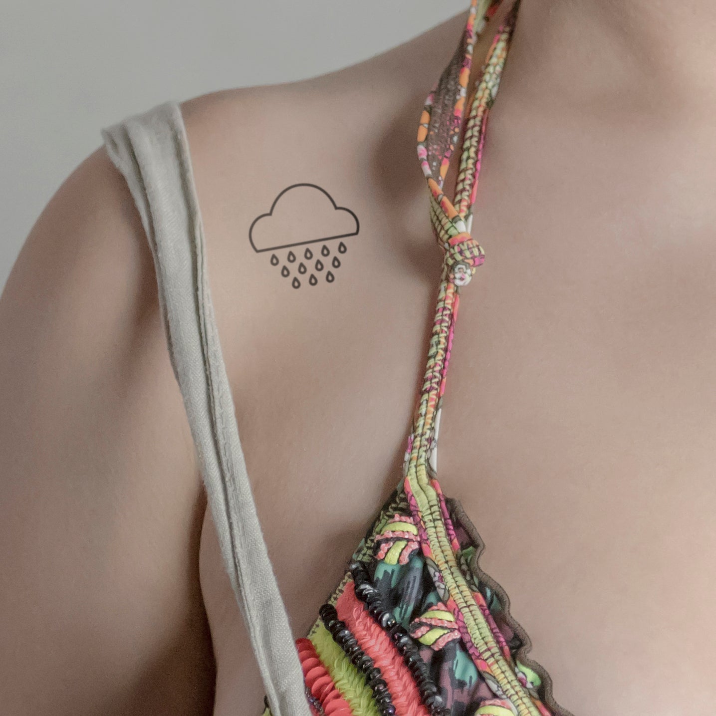 Regenwolken Tattoo von minink, der Marke für temporäre Tattoos.