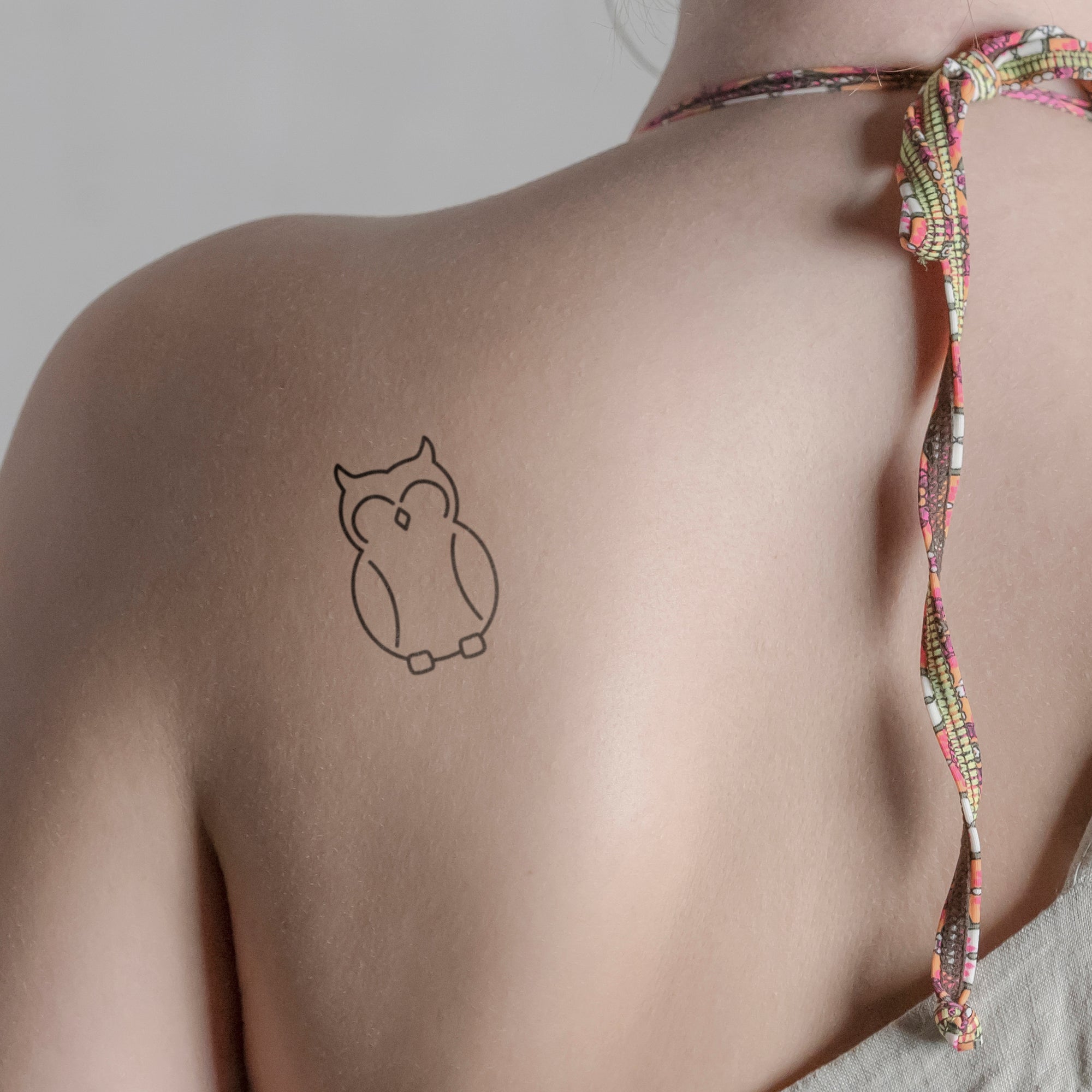 Abstrakte Eule Tattoo von minink, der Marke für temporäre Tattoos.