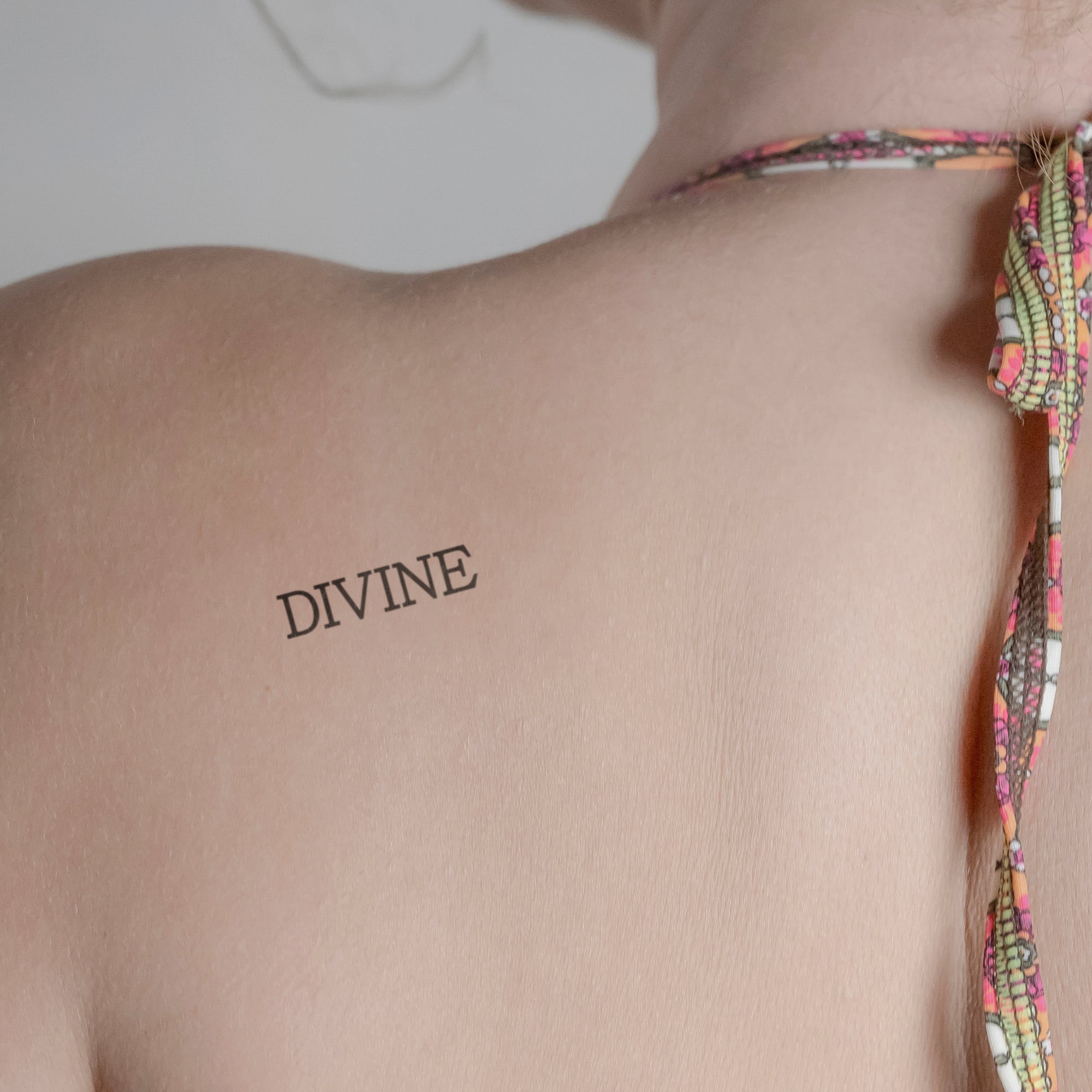 DIVINE 2 Tattoo von minink, der Marke für temporäre Tattoos.