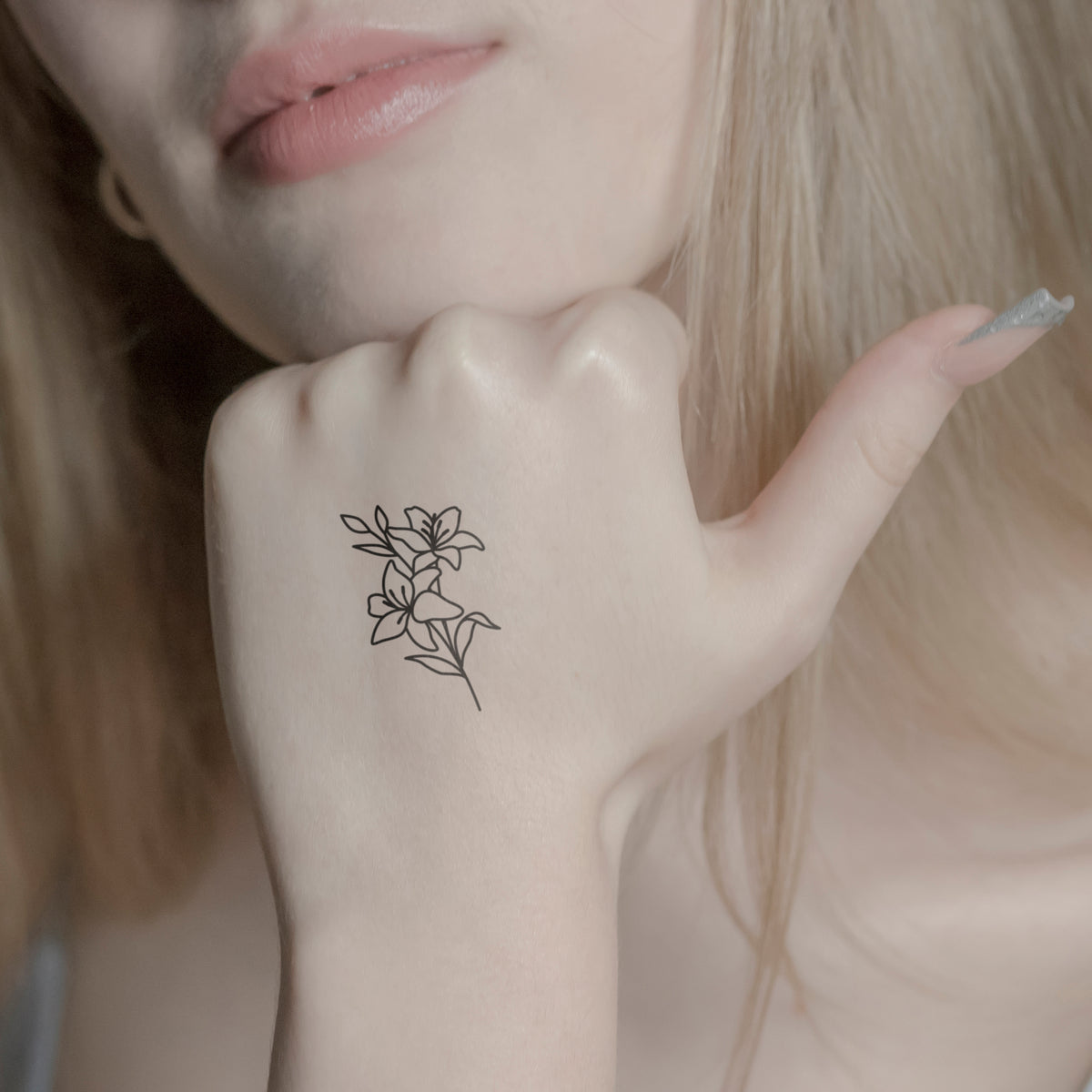 Lilien mit Blätter Tattoo von minink, der Marke für temporäre Tattoos.