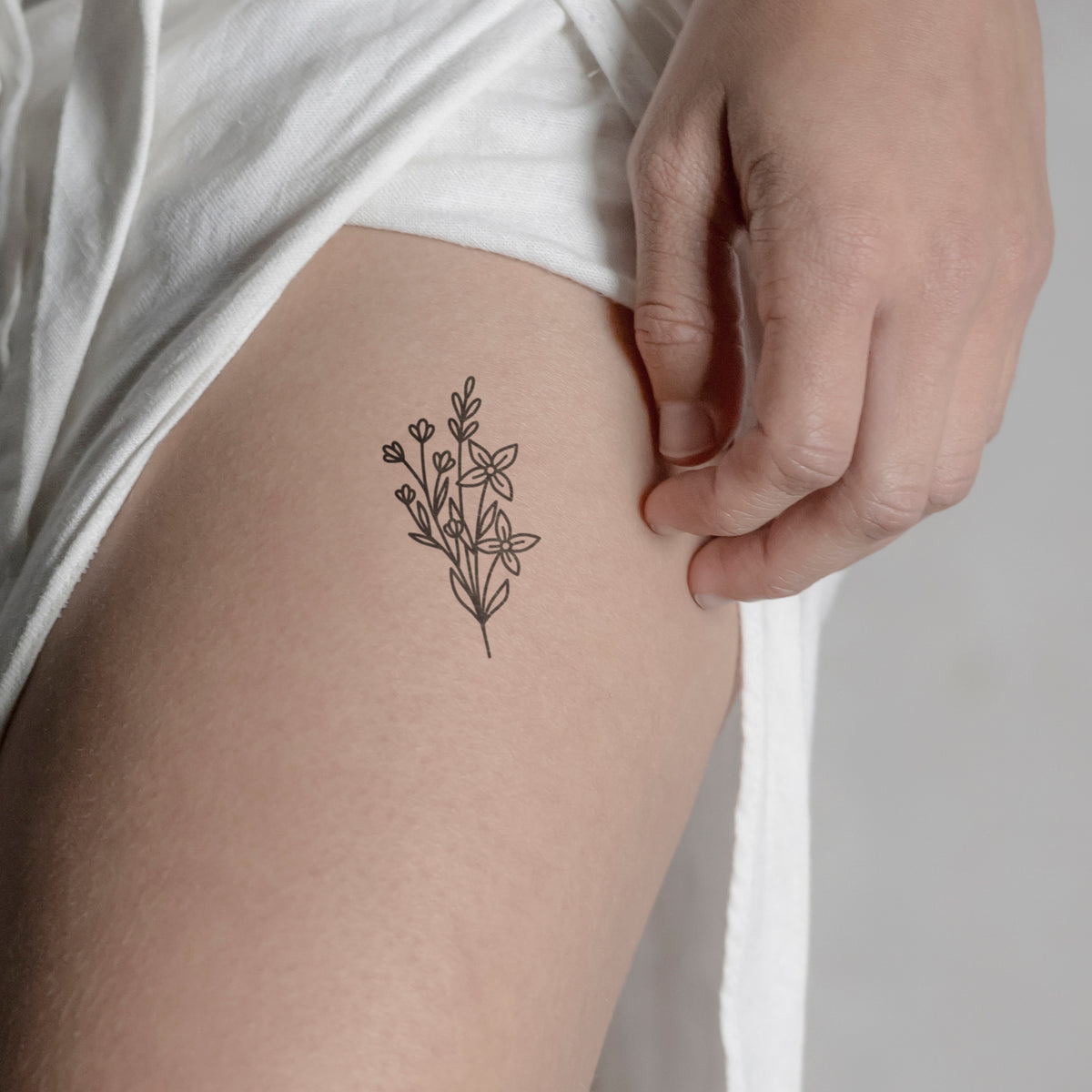 Lilien Blumenstrauss Tattoo von minink, der Marke für temporäre Tattoos.