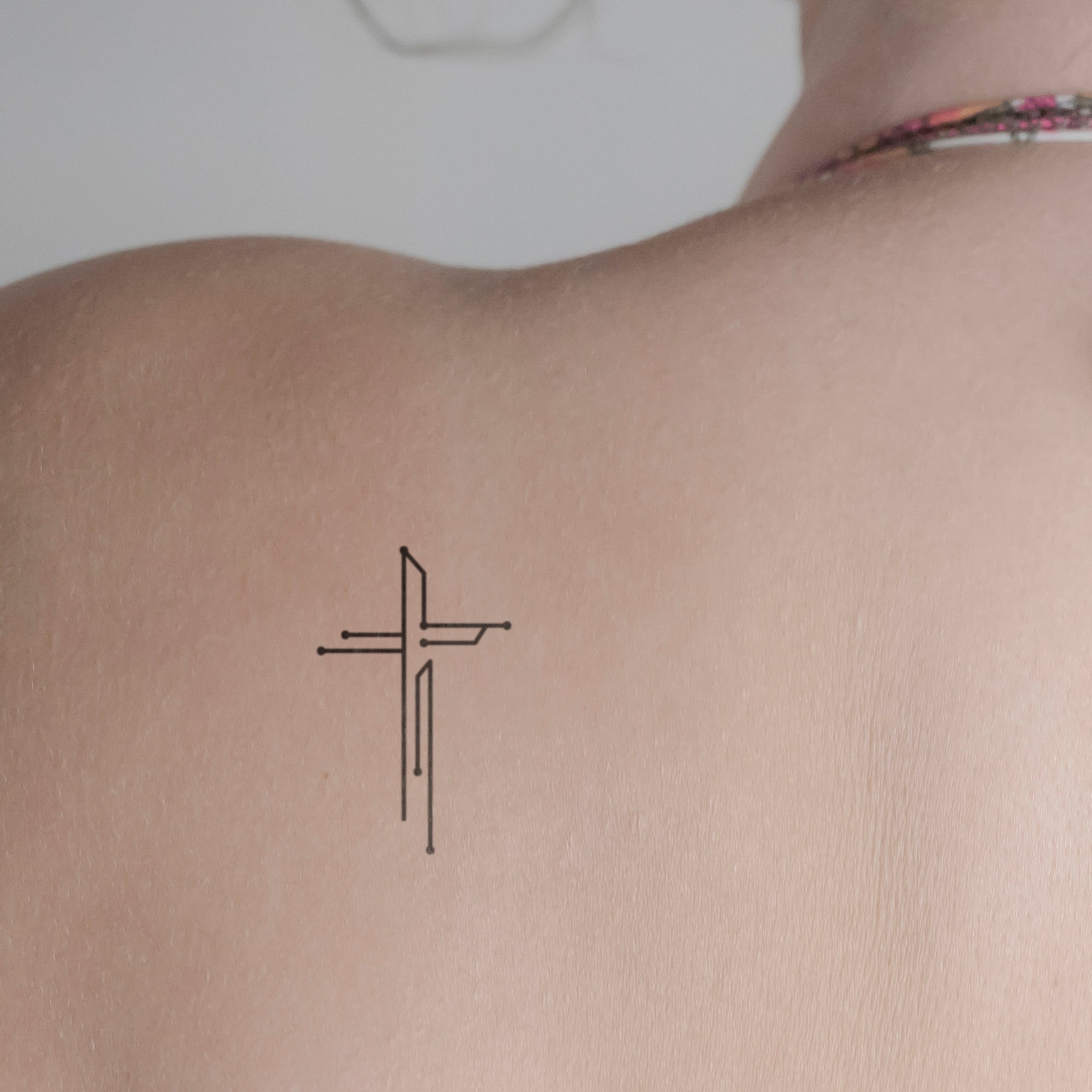 Abstraktes Kreuz Tattoo von minink, der Marke für temporäre Tattoos.