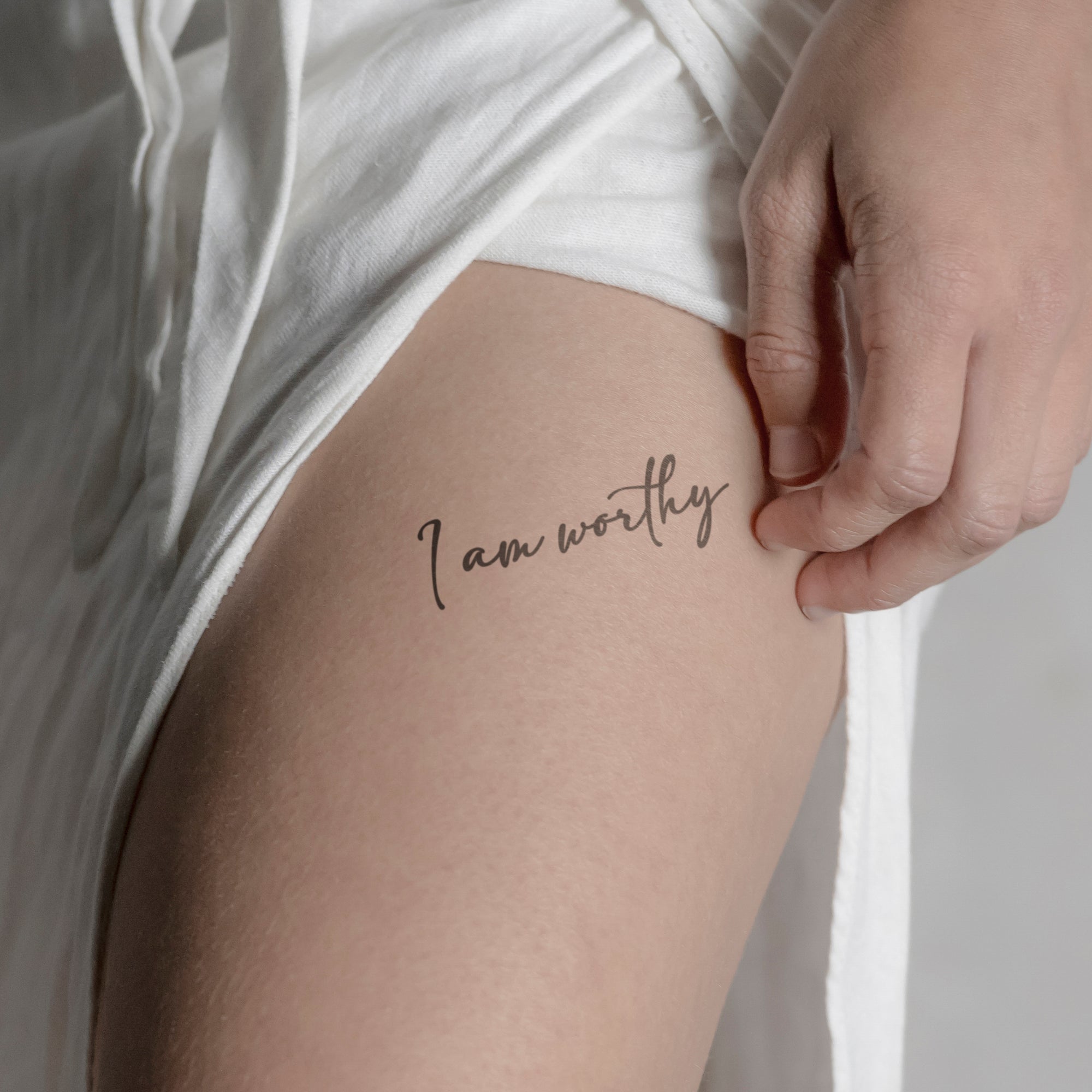 I am worthy Tattoo von minink, der Marke für temporäre Tattoos.