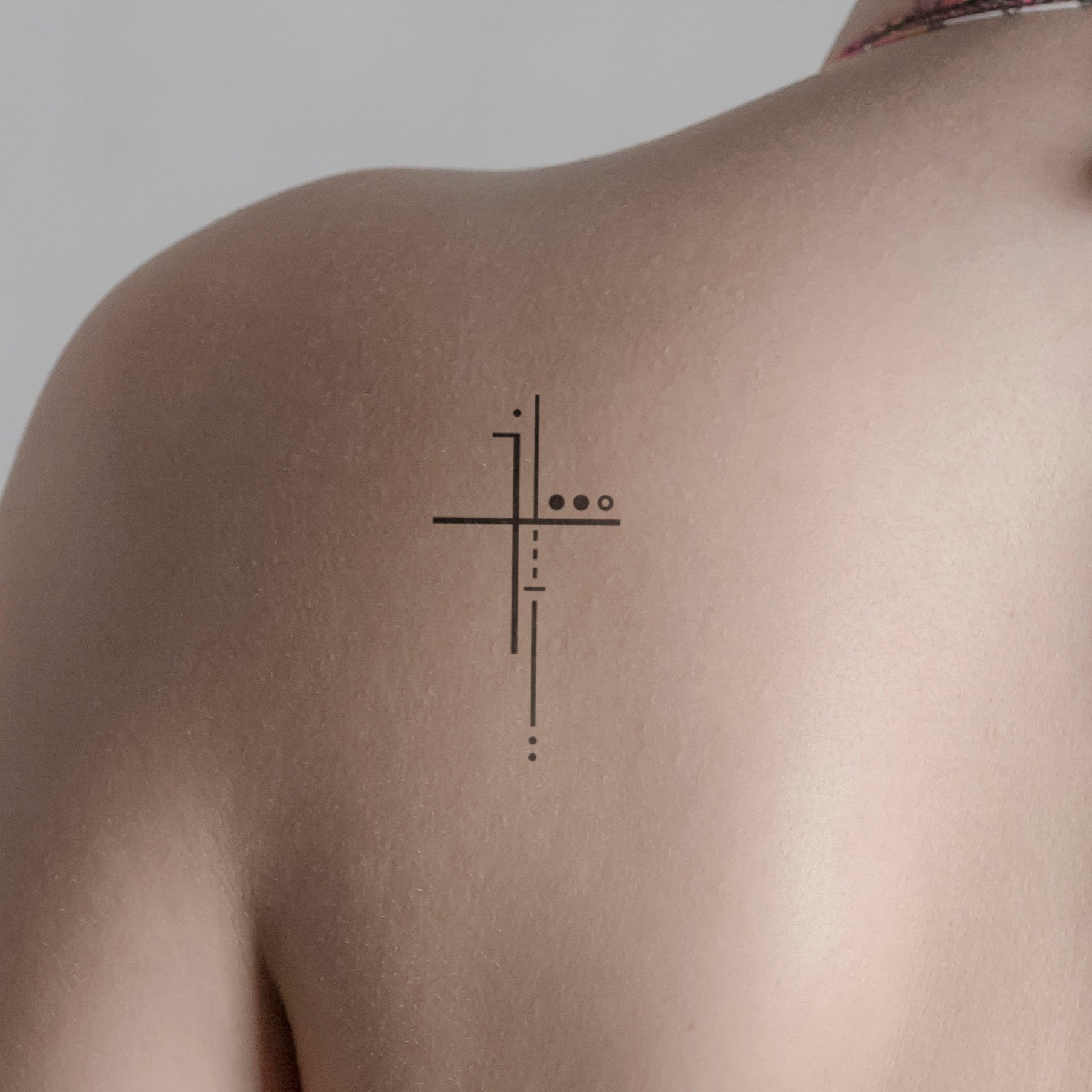 Abstraktes Kreuz 2 Tattoo von minink, der Marke für temporäre Tattoos.